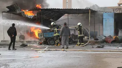 خلال محاولة إخماد الحريق الناجم عن الانفجار