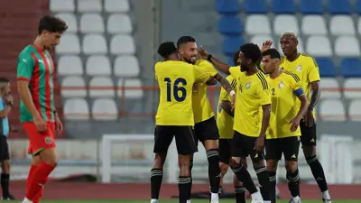 لاعبو النصر يحتفلون بهدف تيليس