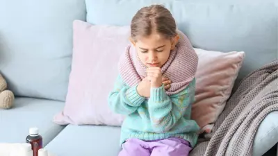 طفلة تعاني من السعال