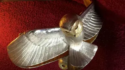 تمثال لغز البومة الذهبية