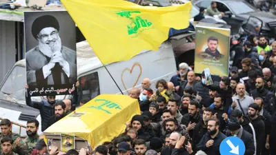 صورة القتيل حسن نصر الله خلال موكب جنازة لمقاتلي حزب الله