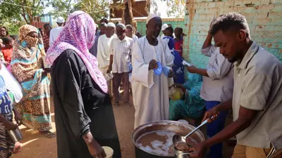 سودانيون ينتظرون دورهم للحصول على مساعدات غذائية