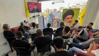 لبنانيون في صيدا يتابعون كلمة أمين عام حزب الله حسن نصر الله أمس الأحد