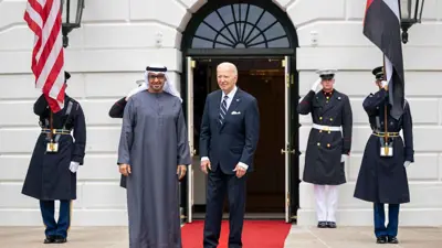 الرئيس الإماراتي الشيخ محمد بن زايد آل نهيان ونظيره الأمريكي جو بايدن