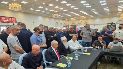  نتنياهو وطريف خلال اجتماع 