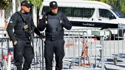 رجلا أمن في تونس