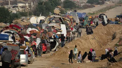 فلسطينيون في غزة عند معبر نتساريم