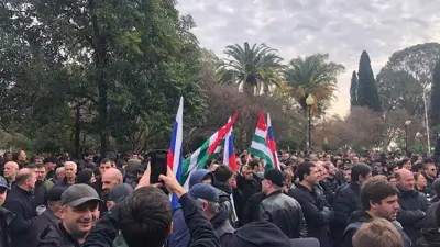متظاهرون أمام مبنى برلمان أبخازيا