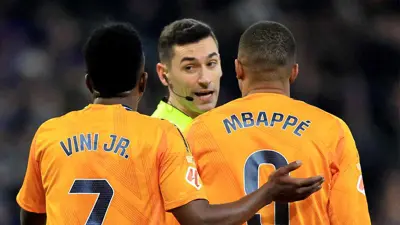 مبابي يتحدث مع حكم مباراة ريال مدريد وإسبانيول
