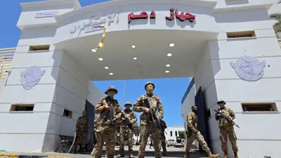  قوات الأمن الليبية تحرس مبنىً جهاز دعم الاستقرار