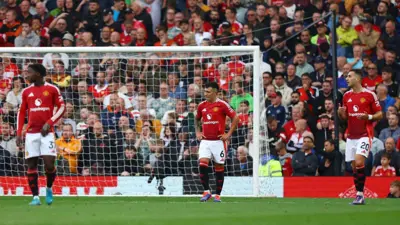 لاعبو مانشستر يونايتد في مباراة ليفربول