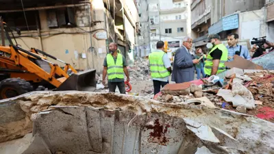 أشخاص في موقع غارة إسرائيلية على الضاحية الجنوبية لبيروت الثلاثاء