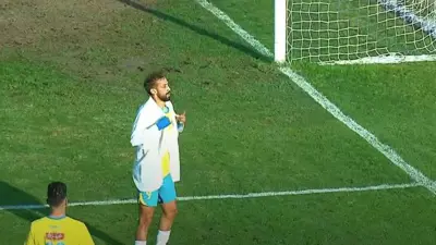 مروان حمدي لاعب الإسماعيلي يحتفل بـ"بالطو الطبيب"
