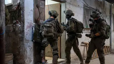 جنود إسرائيليون يقتحمون منزل أحد الفلسطينيين المطلوبين