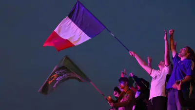 فرنسيون يحتفلون بفوز اليسار