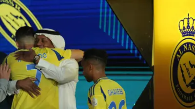 ماجد الجمعان الرئيس التنفيذي للنصر السعودي مع رونالدو