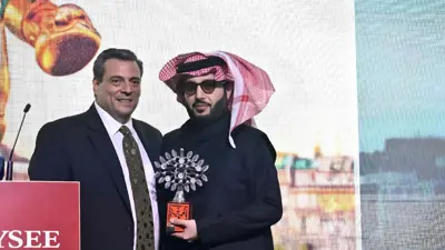 آل الشيخ يتسلم جائزة المجلس العالي للملاكمة
