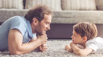 أب يلعب مع طفله (تعبيرية)