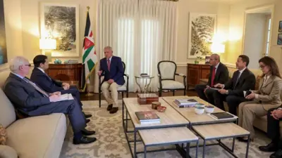 العاهل الأردني ملتقيًا وزير الخارجية الأمريكي