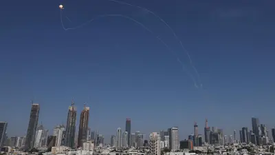 لحظة اعتراض صاروخ إيراني في سماء إسرائيل