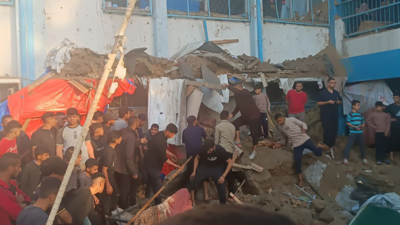 محاولة انتشال الضحايا عقب استهداف المدرسة