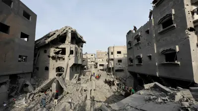 آثار غارة إسرائيلية على مخيم النصيرات وسط قطاع غزة