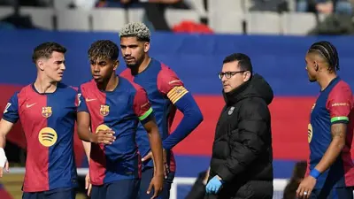 لاعبو برشلونة رفقة طبيب الفريق الراحل