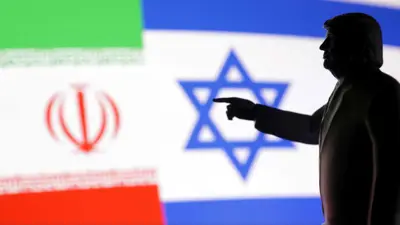 مجسم لترامب مع العلمين الإسرائيلي والإيراني
