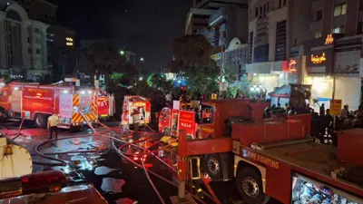 مركبات إطفاء تشارك في إخماد الحريق