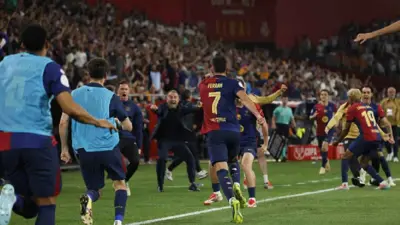 هانز فليك مع لاعبي برشلونة