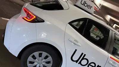 مركبة تعمل من خلال تطبيق النقل الذكي "أوبر"