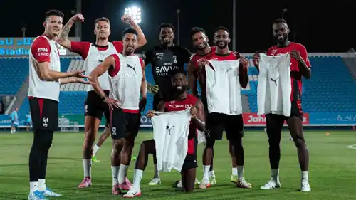 لاعبو الهلال السعودي في التدريبات