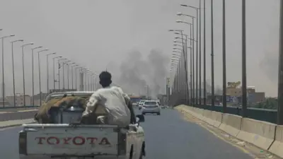الدخان يتصاعد قرب جسر الحلفايا بالعاصمة السودانية 