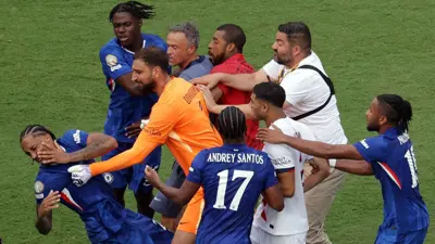 بيدرو سقط بعد دفعه من لويس إنريكي 