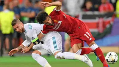 لحظة إصابة راموس لمحمد صلاح
