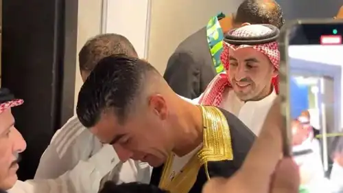 كريستيانو رونالدو يرتدي البشت العربي