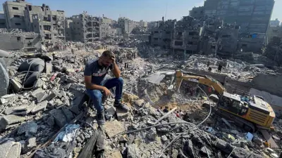 فلسطيني بين الركام في غزة
