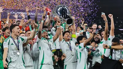 فيرمينو قائد الأهلي يرفع لقب دوري أبطال آسيا