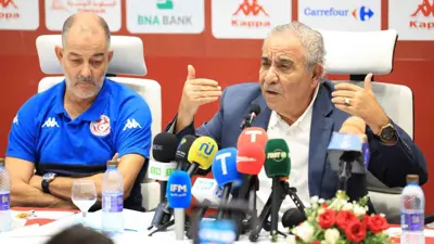 قيس اليعقوبي (يسار) مع فوزي البنزرتي أثناء تدريب منتخب تونس 