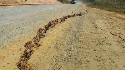 شقوق ناجمة عن زلزال سابق في بابوا غينيا الجديدة