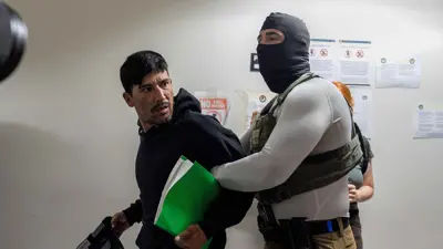 احتجاز أحد المهاجرين في نيويورك