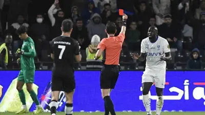 لحظة طرد كاليدو كوليبالي في مباراة الشباب والهلال