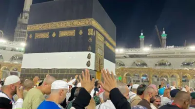 حجاج خلال الطواف حول الكعبة