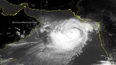 الإعصار "بيبارجوي" يضعف تدريجيًا ويبتعد عن سلطنة عمان