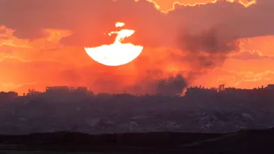 الدخان يتصاعد في غزة بعد غارة إسرائيلية