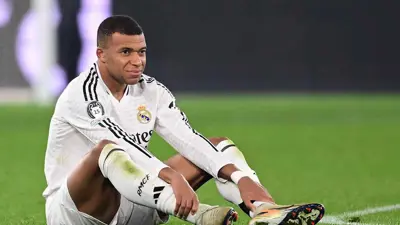 كيليان مبابي  سقط مصابا في مباراة ريال مدريد وأتالانتا