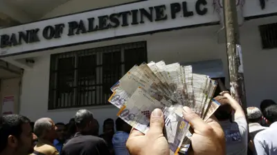 وسط احتجاجات على ارتفاع الأسعار.. السلطة الفلسطينية تمنح الموظفين رواتب جزئية