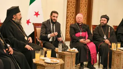 الشرع يتحدث مع رؤساء الوفد المسيحي