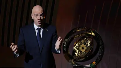 إنفانتينو رئيس الاتحاد الدولي أثناء سحب قرعة كأس العالم للأندية