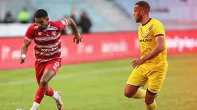 غيث الزعلوني (يسار) في مباراة بالدوري التونسي